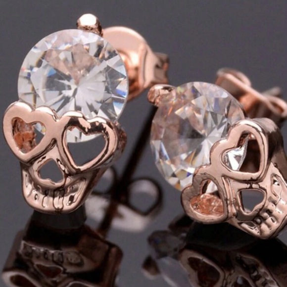 💀 Skull Earrings 💀 - Picture 4 of 5